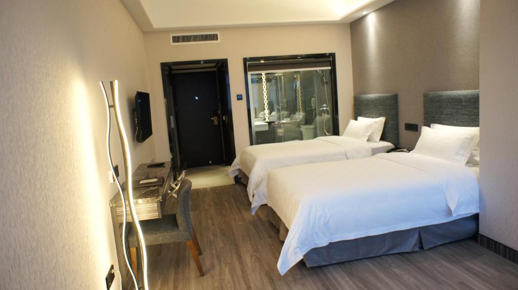 Postel nebo postele na pokoji v ubytování Shenzhen Lido Hotel