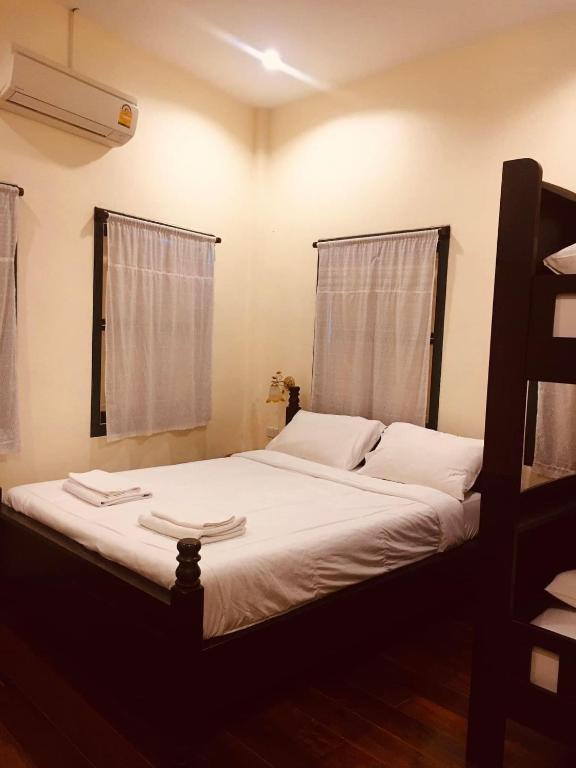 Thunyaporn Hostel - 带有私人浴室的四倍房间