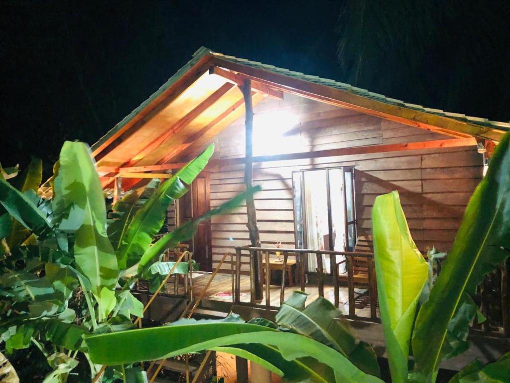 um pequeno chalé de madeira com uma mesa e cadeiras em Galaxy View Homestay Sigiriya em Sigiriya