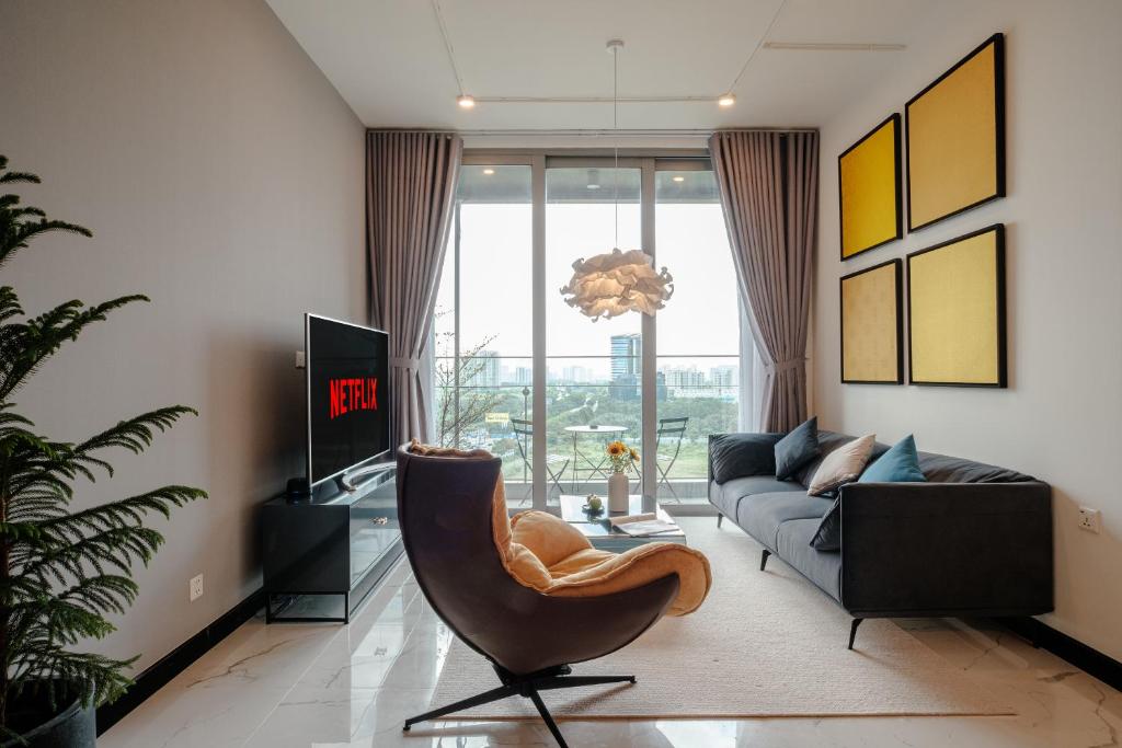 胡志明市的住宿－Lux Executive Residence @ Empire City by CIRCADIAN，客厅配有沙发和椅子
