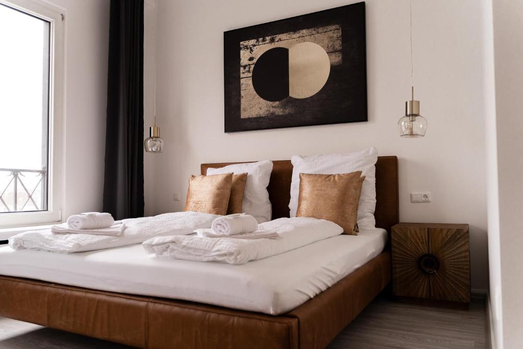 1 dormitorio con 2 camas y toallas. en JUNIK Apartments im Stadtzentrum en Duisburg
