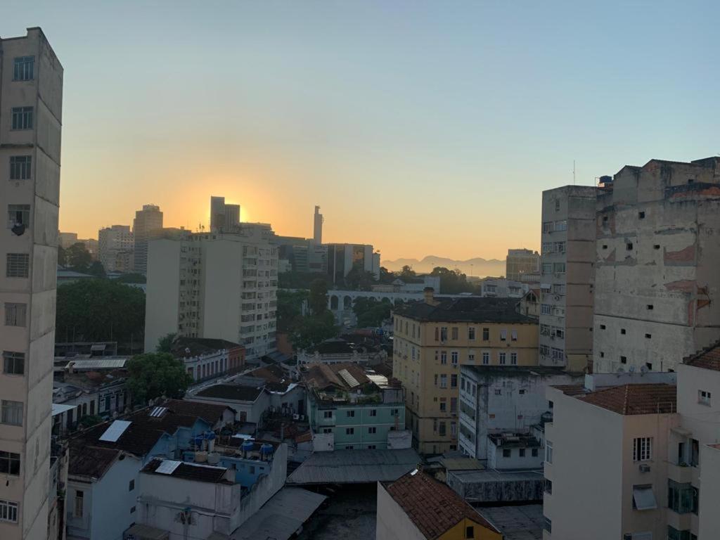 - une vue sur les toits de la ville et les bâtiments dans l'établissement AgattaGuia&Hospeda Lapa Rio 1103, à Rio de Janeiro