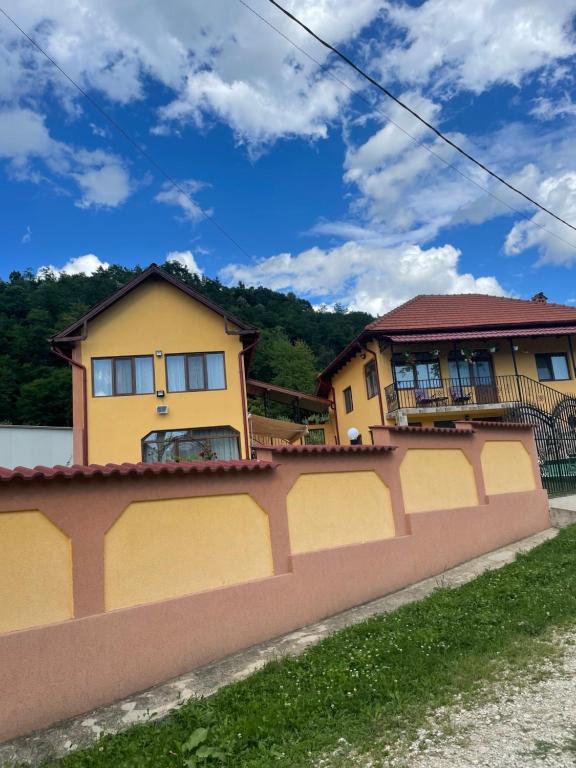 une maison avec une clôture devant elle dans l'établissement Casa Roșca, 