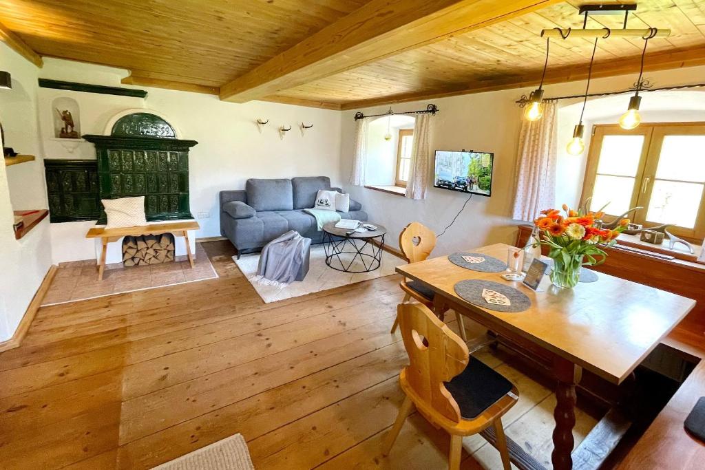 sala de estar con mesa y sofá en BergZeit en Aschau im Chiemgau