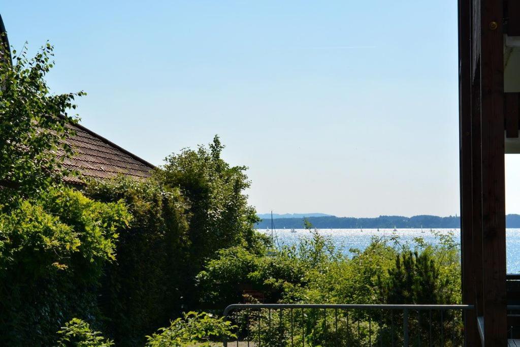 Cette maison offre une vue sur le lac. dans l'établissement Ferienresidenz Chiemseestrand - Seebruck, à Chieming