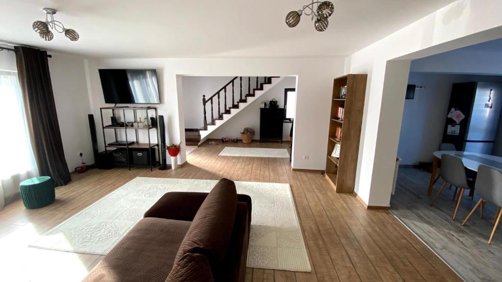 salon z kanapą i schodami w obiekcie Casa Priseaca 3 dormitoare w mieście Târgovişte
