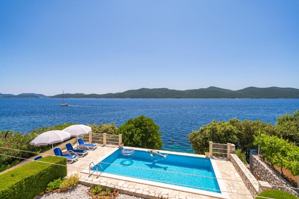 una piscina con vistas a un cuerpo de agua en Villa Planika, en Slano