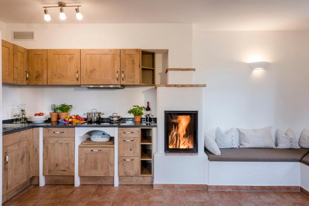 eine Küche mit Kamin in der Ecke eines Zimmers in der Unterkunft Möderlhof - Fraueninsel in Eggstätt