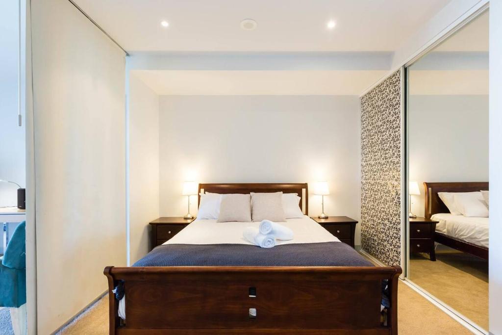 Un dormitorio con una cama con una toalla. en Exhibition Central - Cosy CBD Queen Studio, en Melbourne