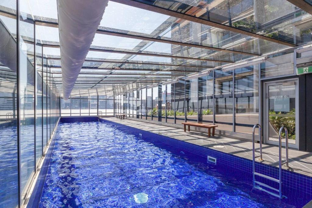 una piscina dentro de un edificio en A Modern Resort-style Stay near Crown Casino en Melbourne