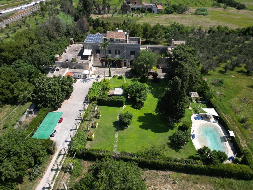 una vista aérea de una casa con piscina y patio en Casina Romita, en Lequile