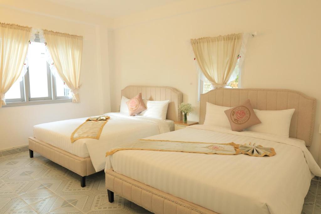 Giường trong phòng chung tại LA VIE EN ROSE 2 Hotel