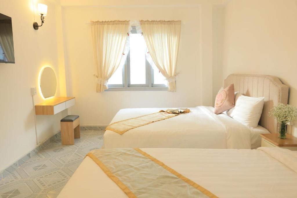 Giường trong phòng chung tại LA VIE EN ROSE 2 Hotel