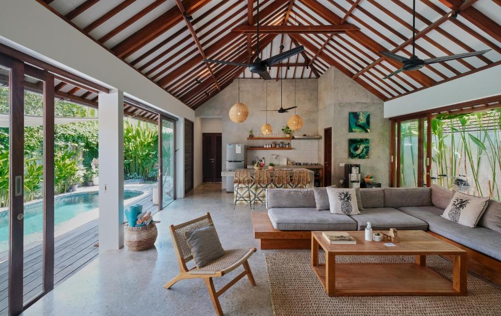 una sala de estar con un sofá y una mesa en Villa Alba, en Kuta Lombok