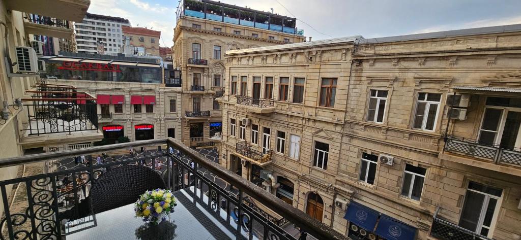 - un balcon avec un bouquet de fleurs dans un bâtiment dans l'établissement Passage apartment, à Baku