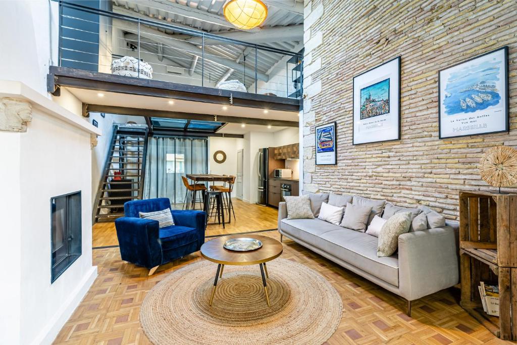 un salon avec un canapé et une table dans l'établissement Loft ravissant Vieux Port Marseille, Clim, à Marseille