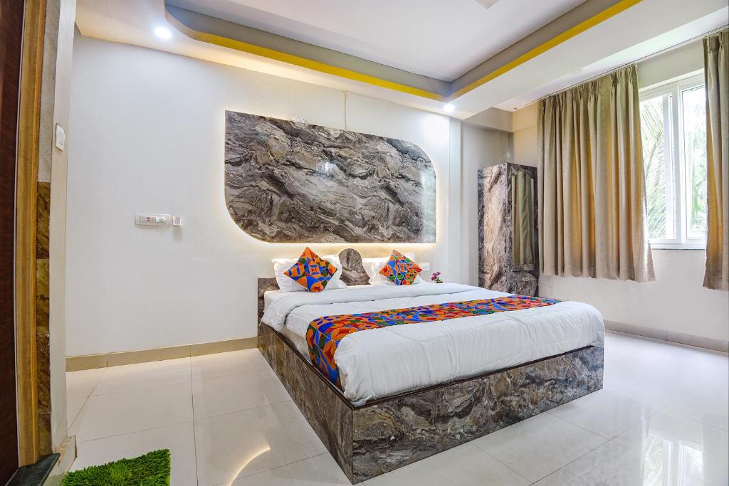 Кровать или кровати в номере FabExpress Laxmi Empire, Siolim