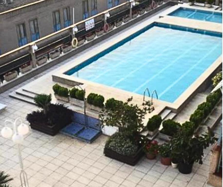 una vista aérea de una piscina con macetas en Apartamento con Piscina en Platja d'Aro by Host&Joy, en Platja d'Aro
