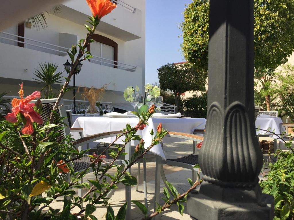 a pole with a table and chairs and flowers at Santuario San José in San José