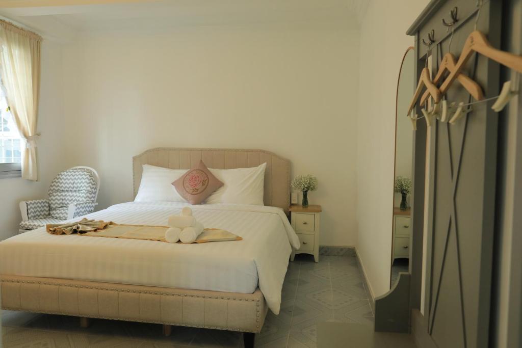 Giường trong phòng chung tại LA VIE EN ROSE 2 Hotel