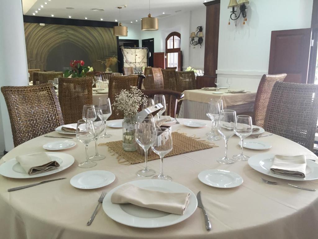 a table with wine glasses and napkins on it at Santuario San José in San José