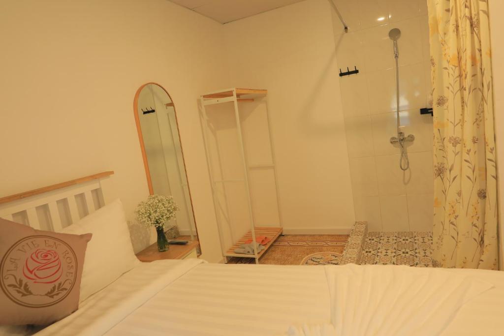Giường trong phòng chung tại LA VIE EN ROSE 2 Hotel