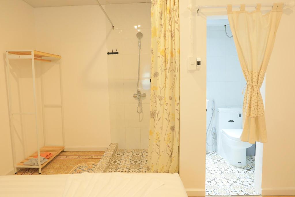 Phòng tắm tại LA VIE EN ROSE 2 Hotel