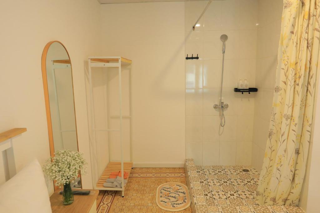 Phòng tắm tại LA VIE EN ROSE 2 Hotel