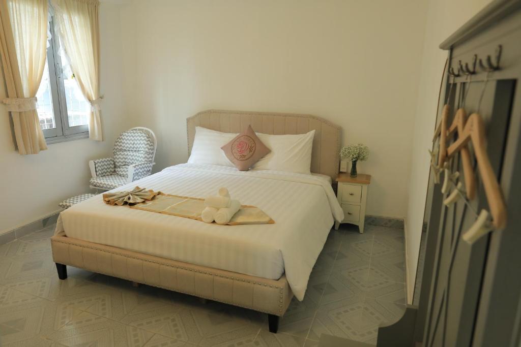 Giường trong phòng chung tại LA VIE EN ROSE 2 Hotel