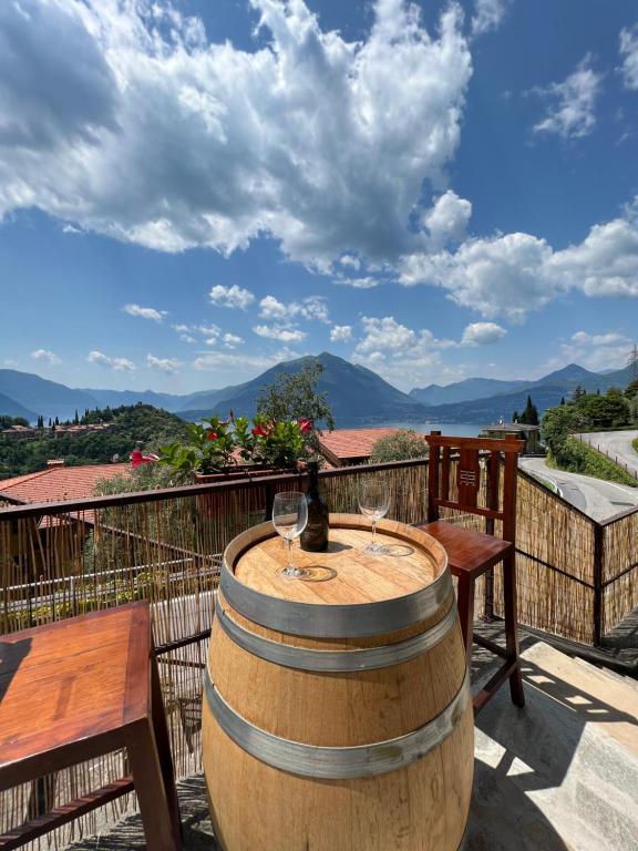 een vaattafel met wijnglazen op een balkon bij Casa NiMa Lake Apartment in Perledo