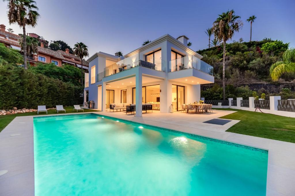 een groot zwembad voor een huis bij VACATION MARBELLA I Villa Monte Halcones, Private-Pool, Brand-New, Incredible Views, Near Golf Valley in Benahavís