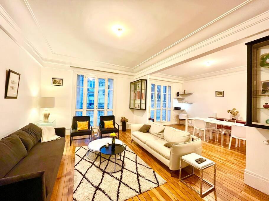 un salon avec un canapé et une table dans l'établissement The Gallery - HyperCentre Reims, à Reims