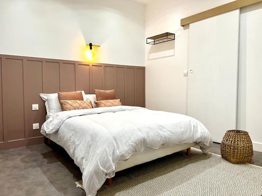 - une chambre avec un grand lit et des draps blancs dans l'établissement Suite Fossil - MMGreenhouse - Netflix & Wifi, à Tourcoing