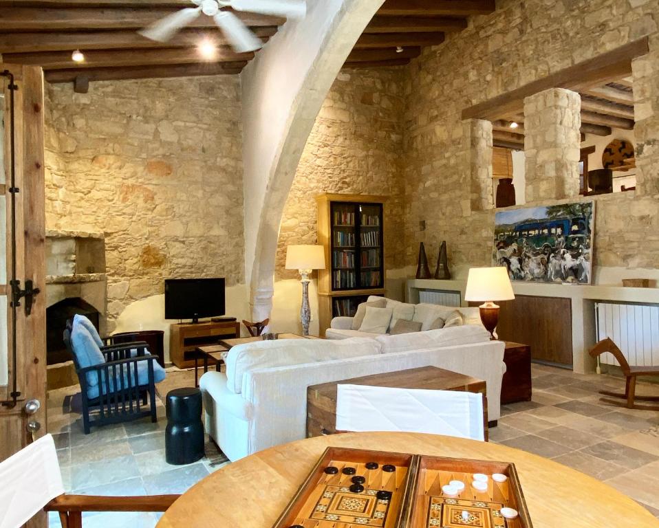 TV a/nebo společenská místnost v ubytování Apokryfo Traditional Guesthouse