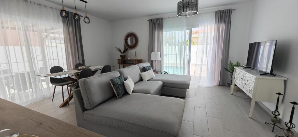 A television and/or entertainment centre at Villa Magnolia