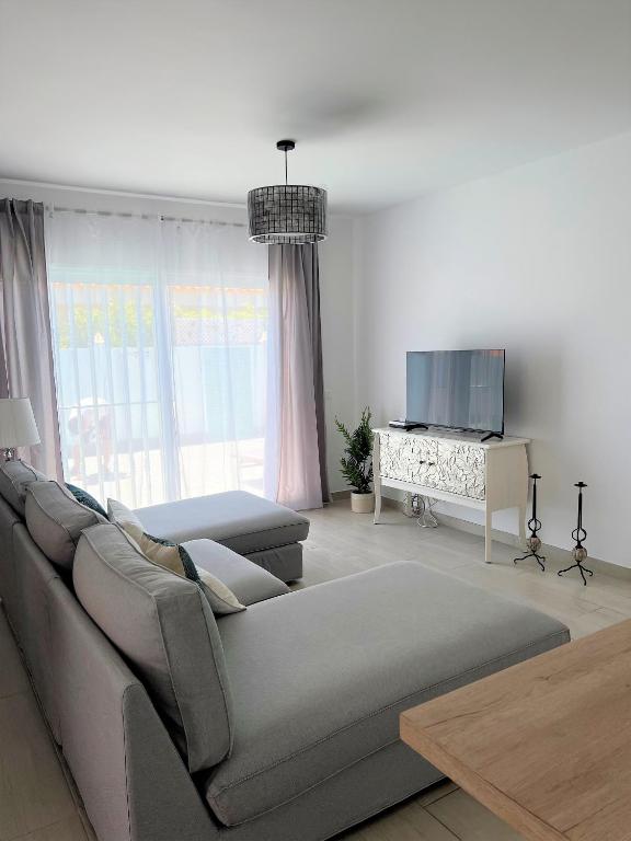 A television and/or entertainment centre at Villa Magnolia