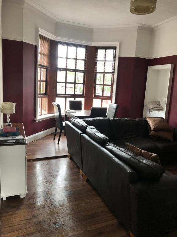 un soggiorno con divano e tavolo di Prestwick Flat Central Location a Prestwick
