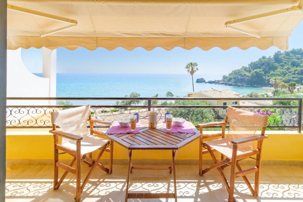 グリファダにあるSpitaki Glyfada beachのテーブルと椅子、海の景色を望むバルコニー