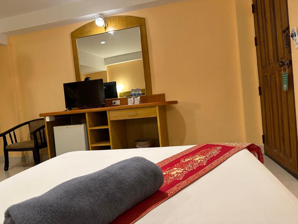 TV a/nebo společenská místnost v ubytování Nid Huahin Hotel
