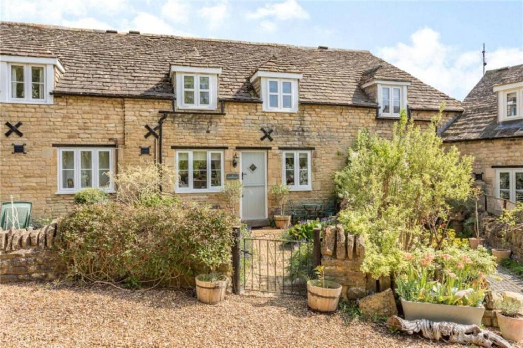 Charming and modern 3 bed cottage in Wansford, Peterborough (updated