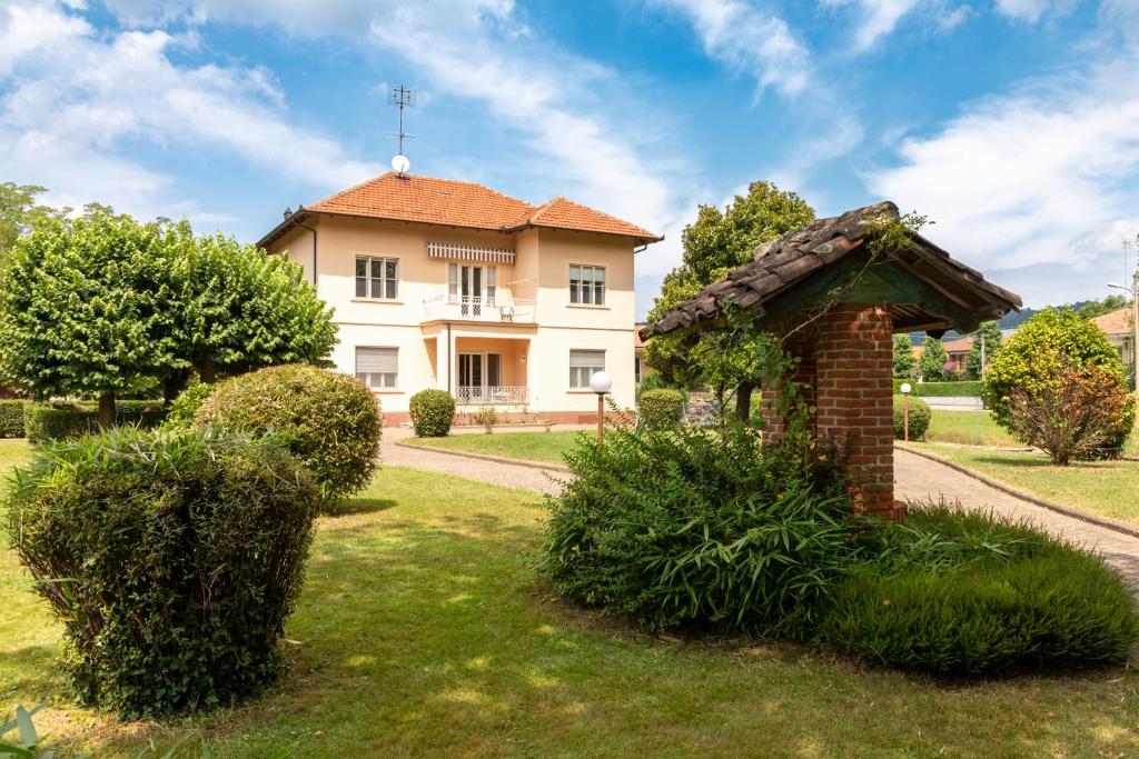 uma casa com um jardim com uma estátua de um urso em Maison Cècile Appartamento in villa. Host Marianna em Agliè