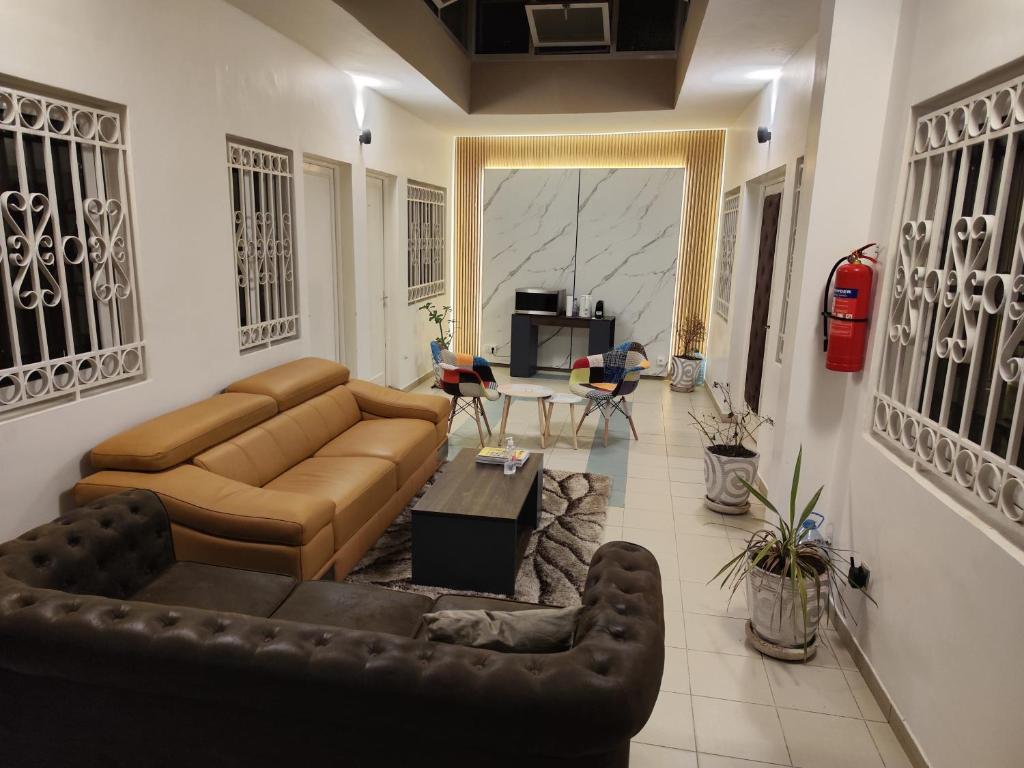 un soggiorno con divano e tavolo di Chambres d'hôte centre ville a Dakar
