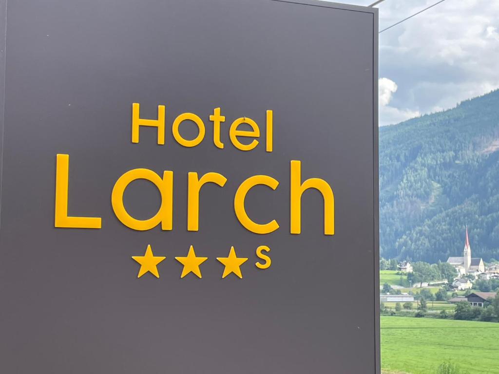 una señal para un hotel de cuatro estrellas en Hotel Larch, en Campo di Trens