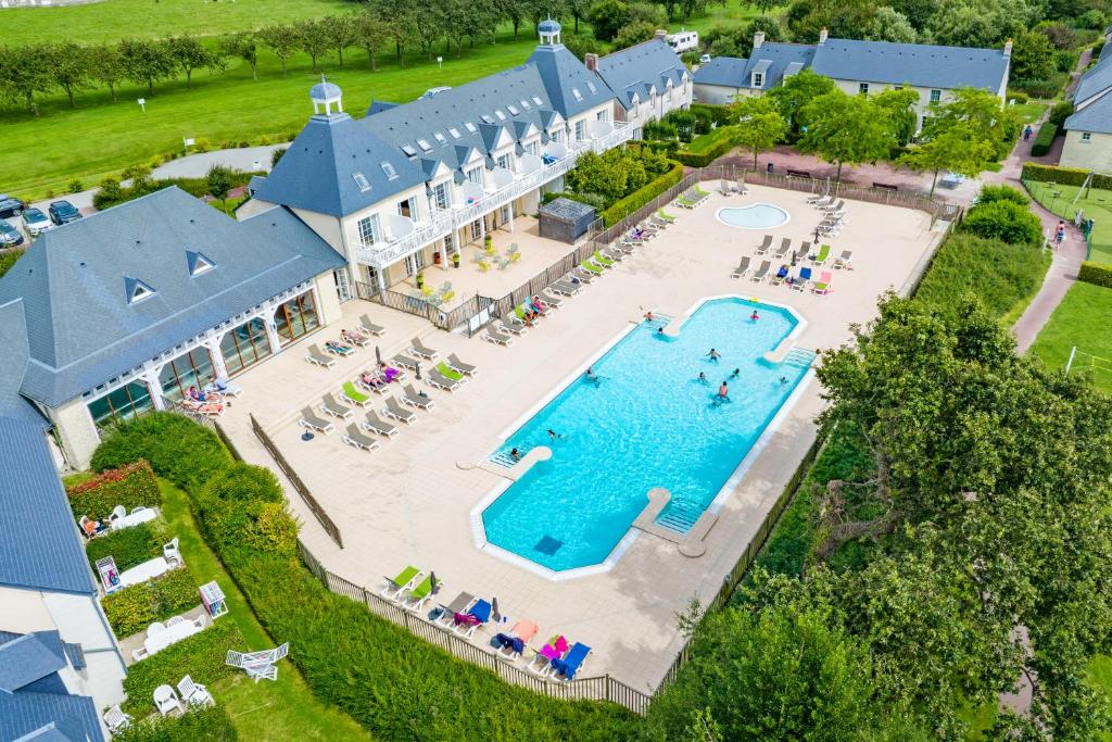 einen Luftblick auf ein Resort mit einem Pool in der Unterkunft Résidence Pierre & Vacances Green Beach in Port-en-Bessin-Huppain