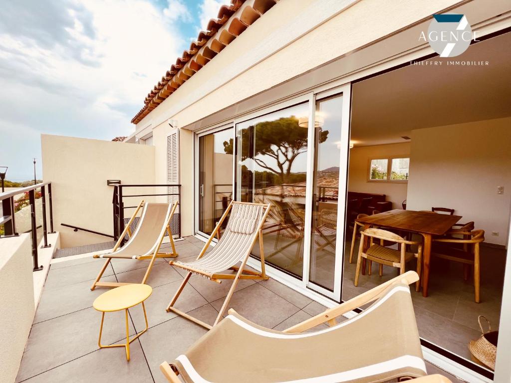 d'un balcon avec des chaises et une table sur une maison. dans l'établissement Villa Azurea, à Sainte-Maxime