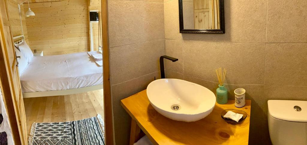 カンディアにあるEudaimonia Wooden Suites Nafplio Kandiaのバスルーム(洗面台、トイレ付)