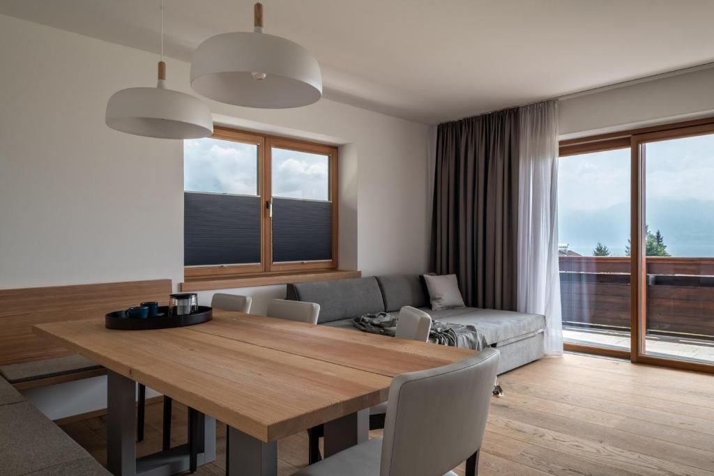 a living room with a dining table and a couch at Kaisigen43 in Steinbach am Attersee