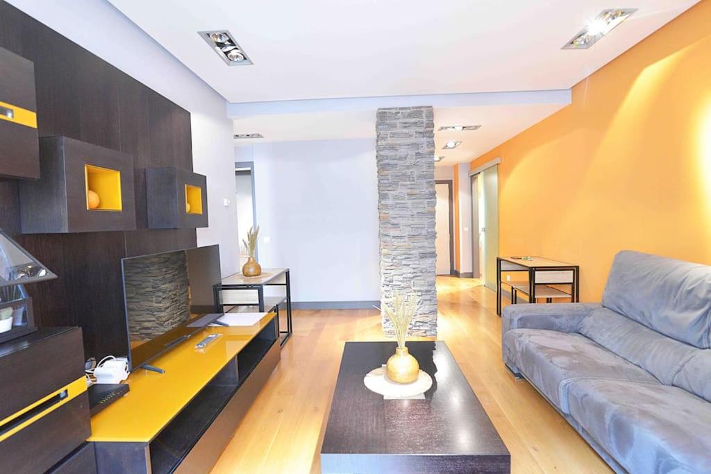 uma sala de estar com um sofá e uma lareira em JUST-ROOM. Apartamento Javier em Santander