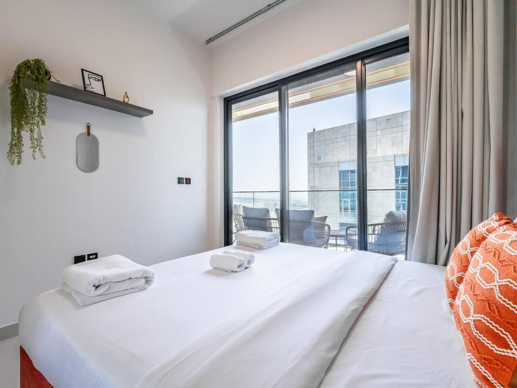 Postel nebo postele na pokoji v ubytování Jaw-Dropping Canal Views From This Stylish Condo