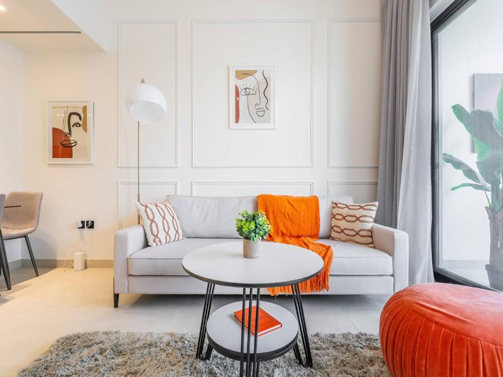 Posezení v ubytování Jaw-Dropping Canal Views From This Stylish Condo